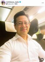 　阪急電車で移動中の西川忠志。インスタグラム＠ｎｉｓｈｉｋａｗａ＿ｔａｄａより