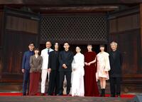 　映画「国宝」ジャパンプレミアでフォトセッションで写真に納まる（左から）李相日監督、森七菜、渡辺謙、横浜流星、吉沢亮、高畑充希、寺島しのぶ、見上愛、田中泯（撮影・山口登）