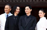 　映画「国宝」ジャパンプレミアでフォトセッションで写真に納まる（左から）渡辺謙、横浜流星、吉沢亮、高畑充希（撮影・山口登＝東寺（撮影・山口登）
