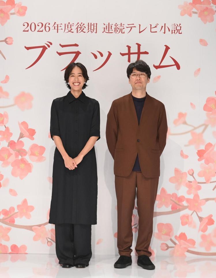 　写真撮影に応じる主演の石橋静河（左）と脚本家の櫻井剛氏（撮影・西田忠信）