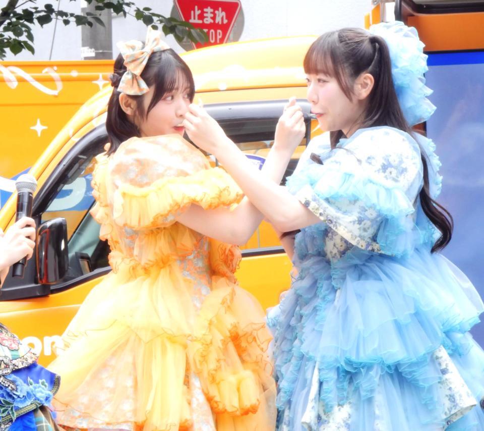 　アイスを食べさせ合いっこする鎮西寿々歌（左）、真中まな