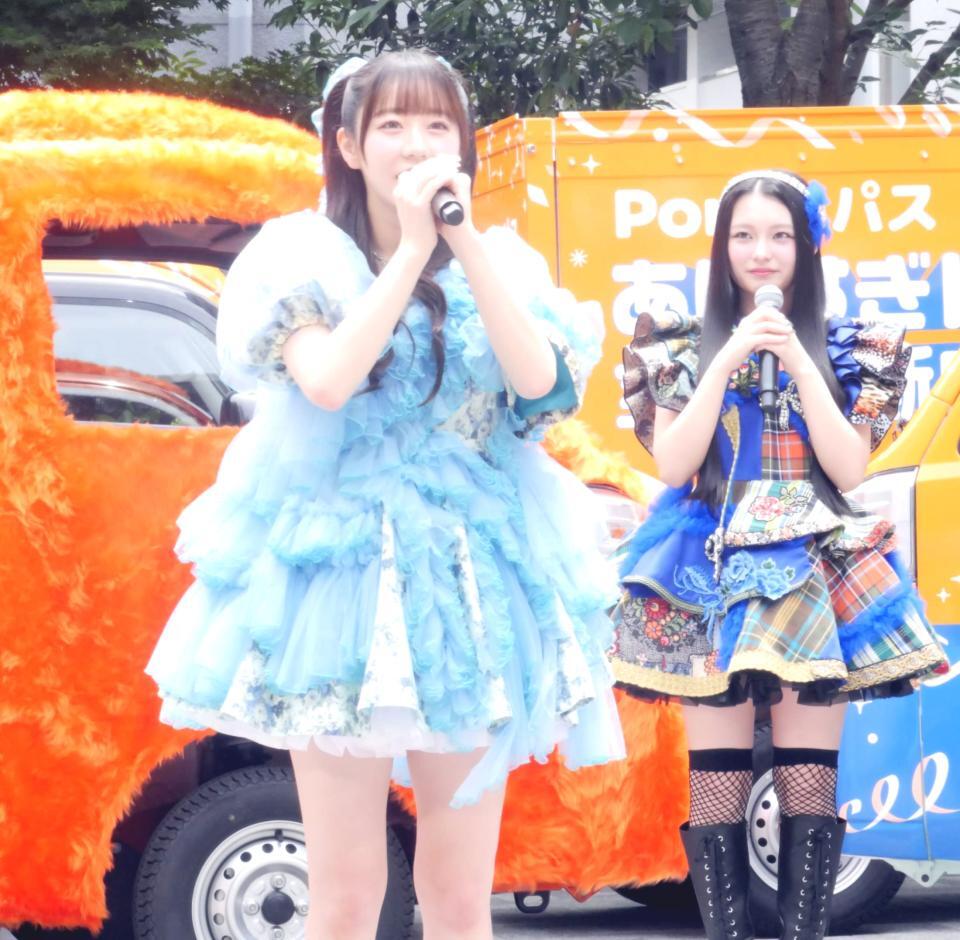 　独特の「応援」を披露したＦＲＵＩＴＳ　ＺＩＰＰＥＲの真中まな（左）とそれを見つめるＣＡＮＤＹ　ＴＵＮＥの桐原美月