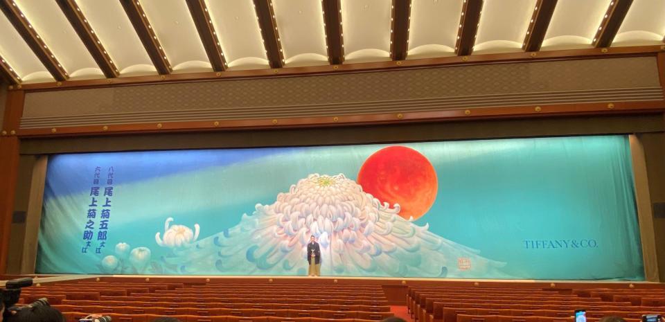 　お披露目された祝幕の前に立つ八代目尾上菊五郎