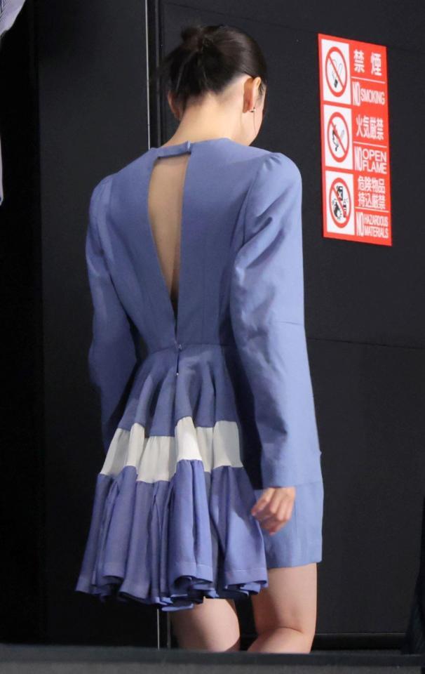 　ブルーのワンピース姿で舞台挨拶を行った出口夏希（撮影・吉澤敬太）