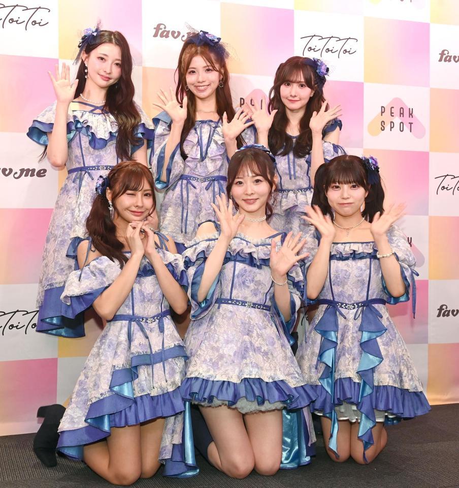 　笑顔で手を振るＴｏｉＴｏｉＴｏｉの（前列左から）星野ティナ、谷屋杏香、さくらもも、（後列左から）橋本萌花、一条かおり、前垣さら（撮影・園田高夫）