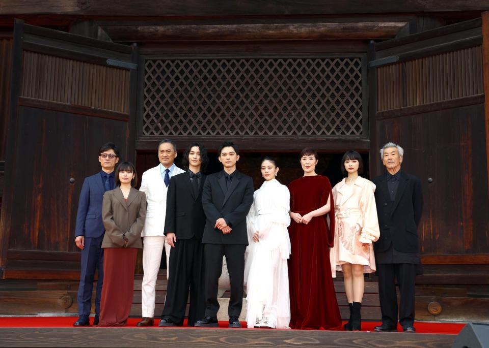 　映画「国宝」ジャパンプレミアでフォトセッションで写真に納まる（左から）李相日監督、森七菜、渡辺謙、横浜流星、吉沢亮、高畑充希、寺島しのぶ、見上愛、田中泯（撮影・山口登）