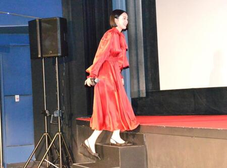 　映画「岸辺露伴は動かない　懺悔室」大ヒット御礼舞台あいさつに登場した飯豊まりえ