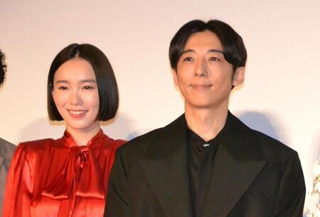 　映画「岸辺露伴は動かない　懺悔室」大ヒット御礼舞台あいさつに登場した高橋一生（右）と飯豊まりえ