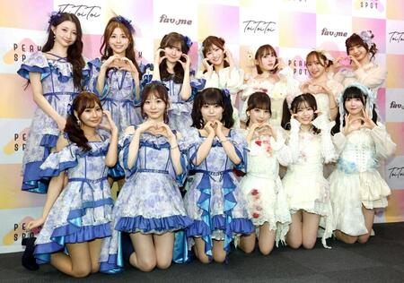 　笑顔でポーズをとるＴｏｉ　Ｔｏｉ　Ｔｏｉ（左側）とｆａｖ　ｍｅのメンバー（撮影・園田高夫）