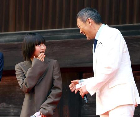 　喉の調子の悪い森七菜（左）に笑顔で声を掛ける渡辺謙（撮影・山口登）