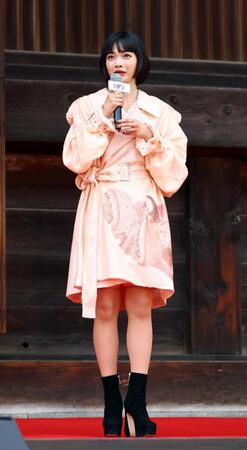 　「国宝」ジャパンプレミアであいさつする見上愛（撮影・山口登）