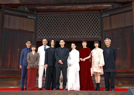 　（左から）李相日監督、森七菜、渡辺謙、横浜流星、吉沢亮、高畑充希、寺島しのぶ、見上愛、田中泯（撮影・山口登）