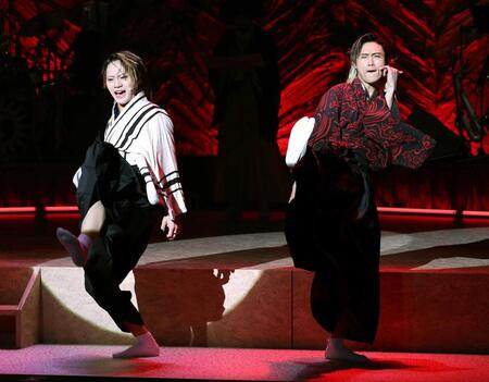 　熱演する橋本良亮（右）と佐藤流司（撮影・佐々木彰尚）