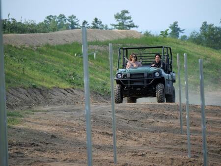 　広大な畑をトラクターに乗って駆け回るＹＯＳＨＩＫＩ