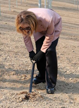 　スコップを手に畑仕事をするＹＯＳＨＩＫＩ