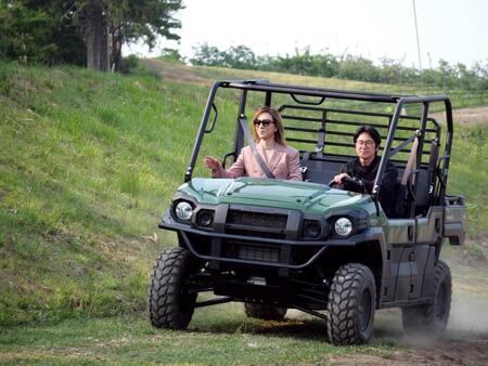 　広大な畑をトラクターに乗って駆け回るＹＯＳＨＩＫＩ＝北海道内