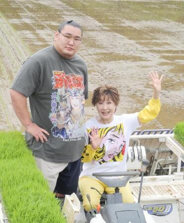 　田植えを行った小林幸子（右）と豊昇龍
