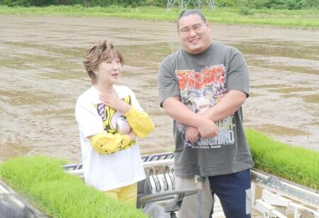　田植えを行った小林幸子（左）と豊昇龍