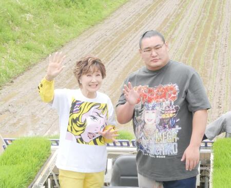 　田植えを行った小林幸子（左）と豊昇龍