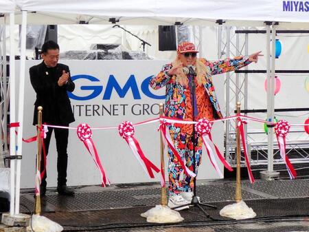 　スピーチするＤＪ　ＫＯＯ（右）と拍手を送る瀧藤雅朝・日本音楽事業者協会会長