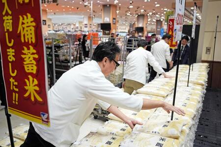 　店頭に並べられる備蓄米＝31日午前、東京都大田区の「イトーヨーカドー大森店」