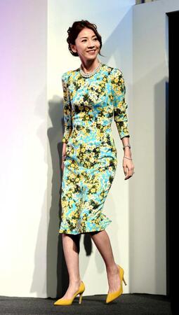 　花柄のワンピースで登場した君島十和子さん＝２０１８年１０月