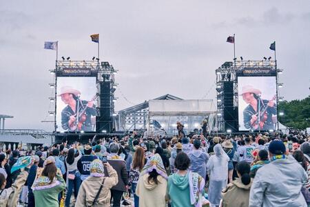 　会場を盛り上げる平井大