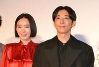　映画「岸辺露伴は動かない　懺悔室」大ヒット御礼舞台あいさつに登場した高橋一生（右）と飯豊まりえ
