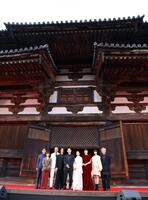 　映画「国宝」ジャパンプレミアでフォトセッションで写真に納まる（左から）李相日監督、森七菜、渡辺謙、横浜流星、吉沢亮、高畑充希、寺島しのぶ、見上愛、田中泯（撮影・山口登）