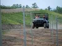 　広大な畑をトラクターに乗って駆け回るＹＯＳＨＩＫＩ