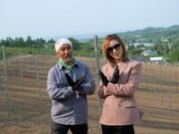 　ＹＯＳＨＩＫＩ専用の畑でＸポーズを決めるＹＯＳＨＩＫＩ（右）と曽我貴彦氏