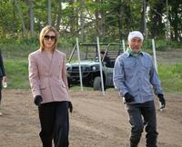 　畑を歩くＹＯＳＨＩＫＩ（左）と曽我貴彦氏