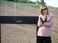 　自身専用の畑でＸポーズを掲げるＹＯＳＨＩＫＩ