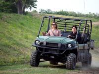 　広大な畑をトラクターに乗って駆け回るＹＯＳＨＩＫＩ＝北海道内