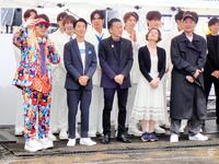 　晴れ間を喜ぶ（左から）ＤＪ　ＫＯＯ、橋口誠・ＧＭＯインターネットグループ専務、瀧藤雅朝・日本音楽事業者協会会長、松澤香・渋谷区副区長、Ｚｅｅｂｒａ