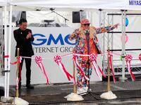 　スピーチするＤＪ　ＫＯＯ（右）と拍手を送る瀧藤雅朝・日本音楽事業者協会会長