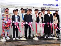 　テープカットを行う（左から）ＤＪ　ＫＯＯ、橋口誠・ＧＭＯインターネットグループ専務、瀧藤雅朝・日本音楽事業者協会会長、松澤香・渋谷区副区長、Ｚｅｅｂｒａ