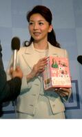　「奥さまは魔女」ＤＶＤイベントに出席する君島十和子さん＝２００４年１月