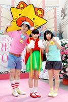 　にゃんこスター・スーパー３（右）とアンゴラ村長＝２０１８年３月