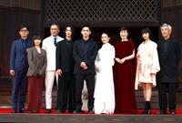 　映画「国宝」ジャパンプレミアでフォトセッションで写真に納まる（左から）李相日監督、森七菜、渡辺謙、横浜流星、吉沢亮、高畑充希、寺島しのぶ、見上愛、田中泯＝３０日