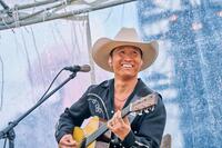 　笑顔を見せる平井大