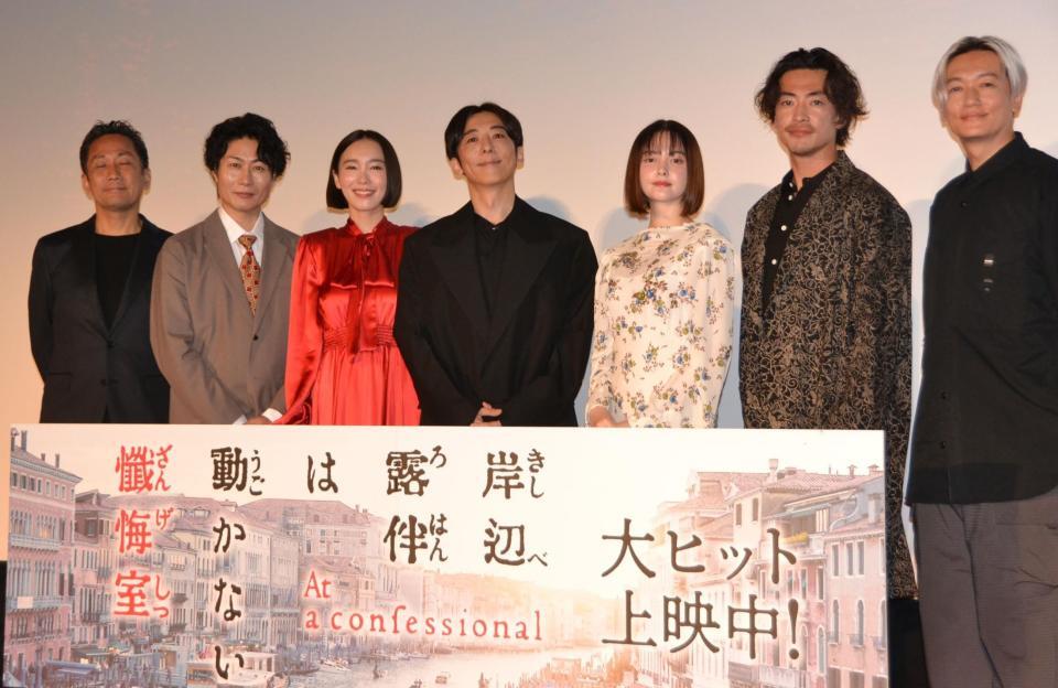 　映画「岸辺露伴は動かない　懺悔室」大ヒット御礼舞台あいさつに登場した（左から）渡辺一貴監督、戸次重良、飯豊まりえ、高橋一生、玉城ティナ、大東俊介、井浦新