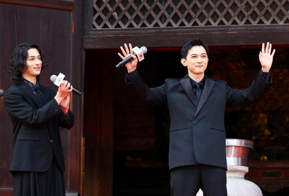 　映画「国宝」ジャパンプレミアで登壇しファンの声援に答える吉沢亮（左は横浜流星）＝撮影・山口登