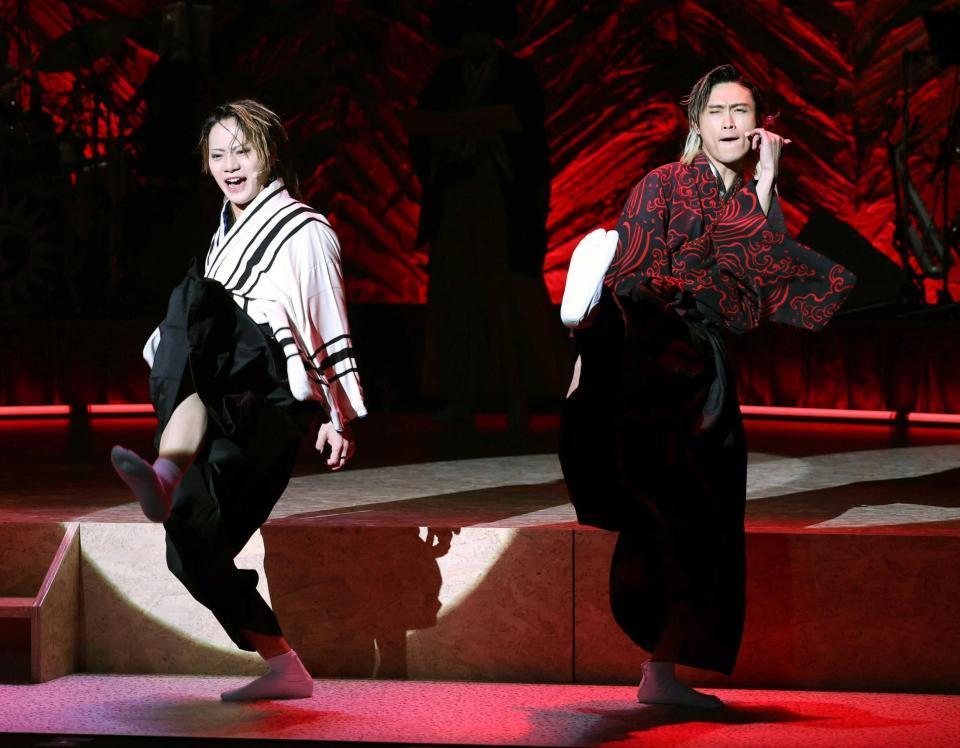 　熱演する橋本良亮（右）と佐藤流司（撮影・佐々木彰尚）