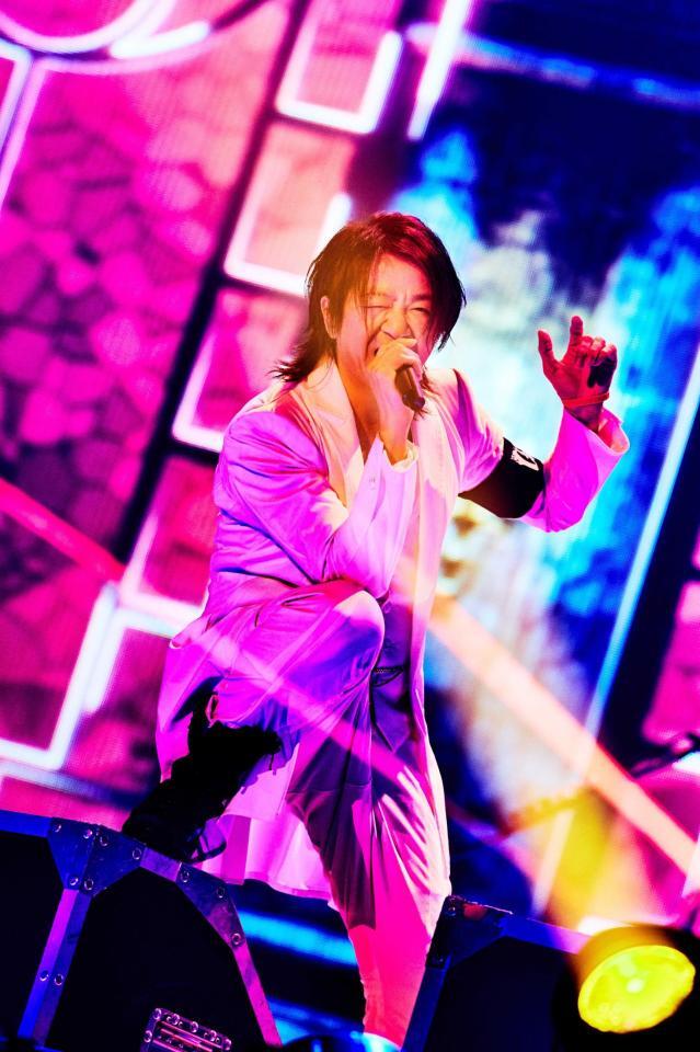 　熱唱するＴＥＲＵ