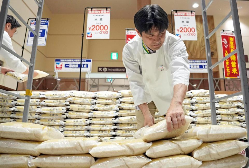 　店頭に並べられる備蓄米＝31日午前、東京都大田区の「イトーヨーカドー大森店」