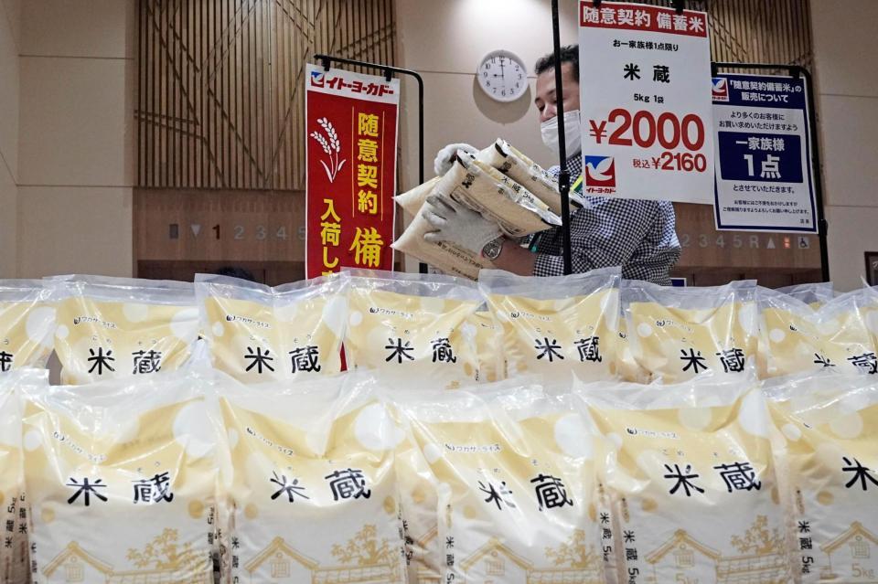 　店頭に並べられる備蓄米＝31日午前、東京都大田区の「イトーヨーカドー大森店」