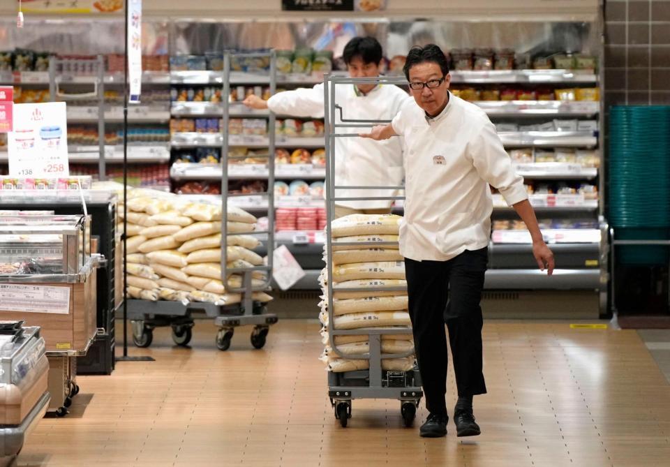 　店頭販売に向け、売り場に到着した備蓄米＝31日午前、東京都大田区の「イトーヨーカドー大森店」