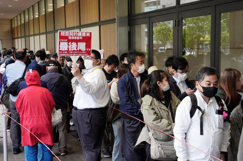 　備蓄米の店頭販売開始を前に「イトーヨーカドー大森店」に並ぶ人たち＝31日午前、東京都大田区