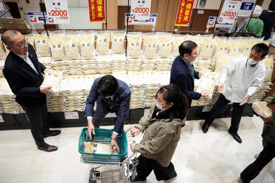 　店頭販売が始まった備蓄米を買い求める人＝31日午前、東京都大田区の「イトーヨーカドー大森店」